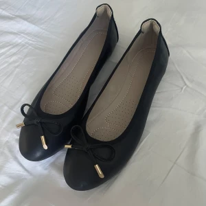 Ballet flats - Säljer ett par super söta ballet flats💕 De är helt nya, jag har aldrig använt de och jag har kvar skolådan kvar!! Säljer de för att jag köpte de i fel storlek men de är jättefina och passar perfekt till ett par jeans eller en kjol💗