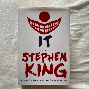 IT bok - It av Stephen King som filmerna IT baserades på. Nypris: 385kr.  Inbunden / hardback på engelska. Den har en sleeve som man kan ta av och under är boken röd (se sista 2 bilderna)  