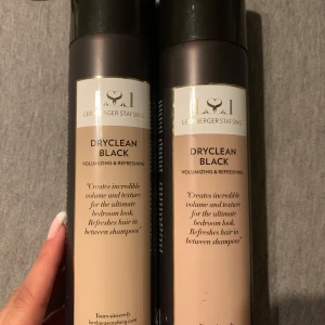 Lernberger Stafsing Dryclean Black - Två flaskor Dryclean Black torrschampo från Lernberger Stafsing. Ger volym och fräsch känsla till håret mellan tvättarna. Svart formula som passar mörkt hår. Snygg svart och beige design med gulddetaljer. !!pris går att diskuteras!! 