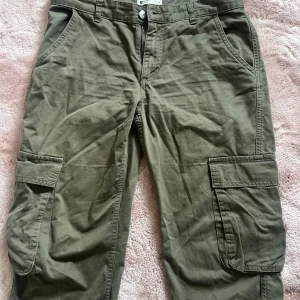 Olive color cargo jeans. - Hej, säljer oliv gröna cargo jeans i storlek 38. Har använt 20+ gånger. Köpt från gina tricot. Dem är sköna och är bombull. 