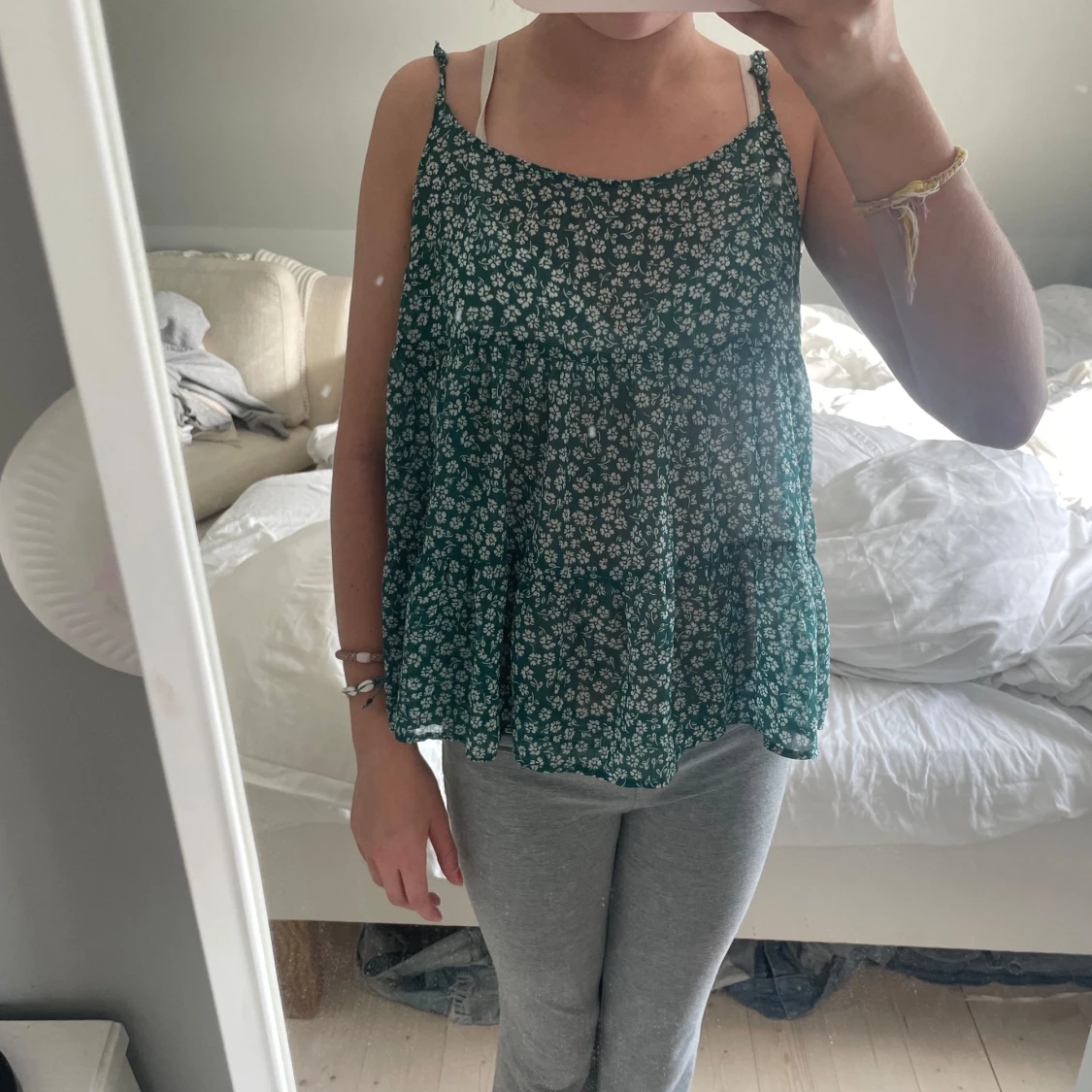 Grön blommig linnetopp med volanger - 1