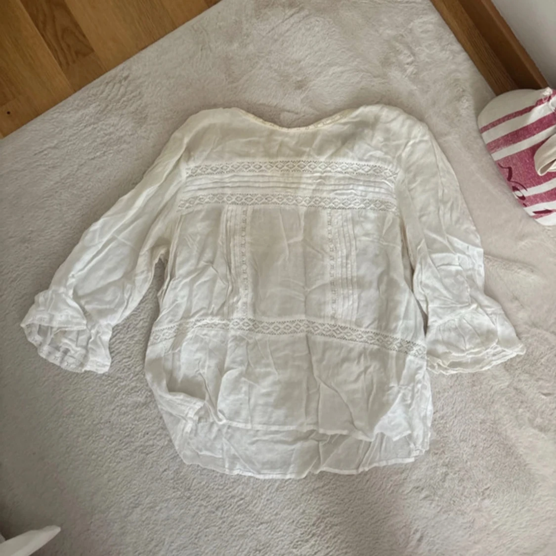 Vit blus med spetsdetaljer