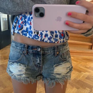 Jeans shorts från one teaspoon - Säljer dom här superfina low waist shortsen från one teaspoon, dom är köpta på Plick men passade inte riktigt. Dom är i superfint skick och jag har knappt använt dom. Bilden är lånad så kom privat för fler bilder!💕 Priset går att diskutera💕💕