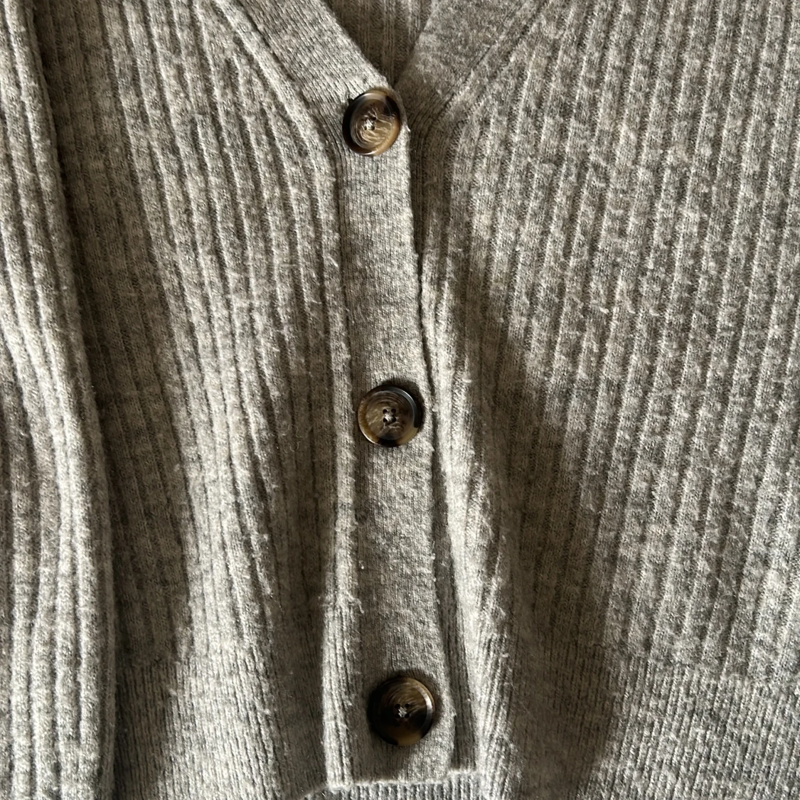 Grå ribbstickad kofta med knappar - 1