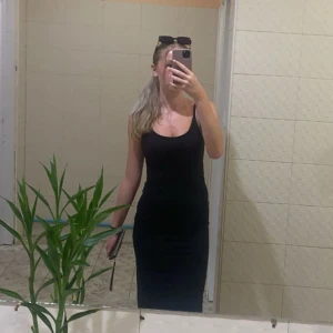 Svart långklänning - Svart långklänning, storlek xs/s, nästan som funktionsmaterial.