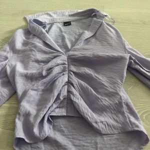 Ljuslila blus från Gina Tricot - En  ljuslila omlottblus från Gina Tricot i storlek XS. Materialet känns lätt och luftigt🌸Aldrig använt 