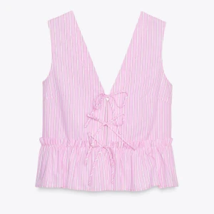 Rosa randig topp - Supersöt rosa och vitrandig linnetopp med rosetter. Från Zara helt oanvänd med lappen kvar säljer för den var för stor och hann inte lämna tillbaka❤️