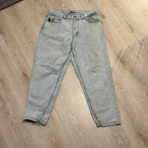 Ljusblå skate jeans, 92 denim  - Säljer ett par jätte fina ljusblå skate jeans i storlek 30-32, polar märke, säljer dom för att dom är lite förstora för mig men annars är dom skit snygg ( dom är klippta längst ner som du ser på sista bilden eftersom att ja ville att de skulle gå över skorna)