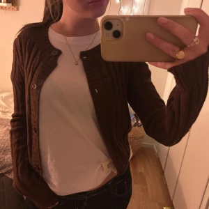 Brun stickad höstkofta med knappar  - Superfin brun kabelstickad kofta från H&M. Mjuk och härligt material. Detaljerad! Bruna knappar 😍 Perfekt till hösten. Tveka inte på att skriva om du undrar något eller vill ha fler bilder 💕 Disskuterar gärna priset! Helt oanvänd 