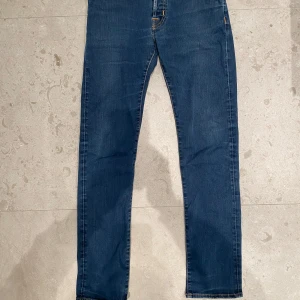 Jacob Cohën blå jeans style 688 - Hej, nu säljer jag dessa riktigt feta Jacob cohën jeansen. Dem sitter slimfit och riktigt snygg passform på dem. Det är W30 på dessa par. Skicket är perfekt utan något tydligt tecken på användning. Tveka inte på att höra av er vid frågor och funderingar, Mvh Stylespotresell.