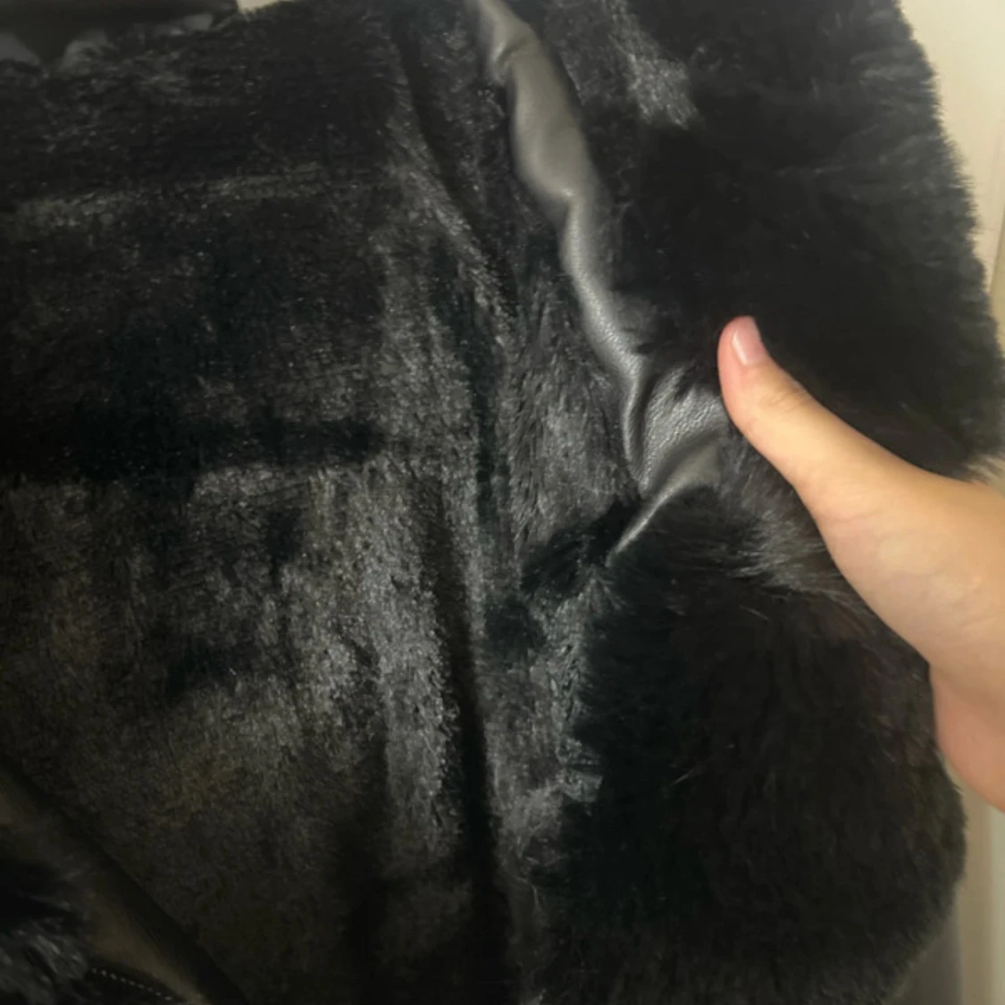 Svart pälsfodrad skinnjacka med bälte - 2