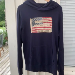 Ralph Lauren Denim & Supply Hoodie Marinblå - Säljer denna snygga Hoodie i storlek S från Ralph Lauren i den populära ”Denim and Supply” linjen som lades ner i 2016. Trots plaggets ålder är det i riktigt fint skick. Härlig och mjuk Hoodie utan defekter. Ett riktigt fynd för den modeintresserade!✌️💙  Obs!Hoodies från denim and Supply linjen tenderar att vara ganska långa i storlekarna. 