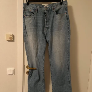Ljusblå jeans från lager 157 Seattle W36 L32 - Säljer ett par ljusblå jeans från lager 157 Seattle i klassisk modell med raka ben och knappgylf. Jeansen har fem fickor och snygga kontrastsömmar. Perfekta för dig som gillar en avslappnad och tidlös stil.Katt finns i hemmet 
