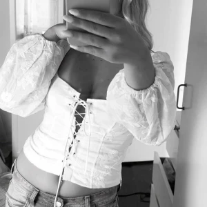 Vit korsettopp med snörning - Helt ny tröja från Gina med prislappen kvar, har aldrig använt den. Jätte fin men lite för tajt på mig 🤍nypris är 499 