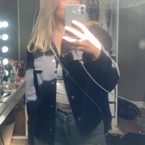 Gina tricot kappa - Hej! Säljer nu min höstkappa som inte kommer till användning. Är uppsydd då den var väldigt lång, var lite nopprig men har tagit bort det mesta. Men såklart inget man tänker på då den är svart💖 skriv för fler bilder o funderingar!