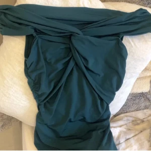 Mörkgrön offshoulder topp - Snygg mörkgrön offsholder topp från bik bok, nästan aldrig andvänd, skriv till mig vid frågor. Pris kan diskuteras🥰❤️