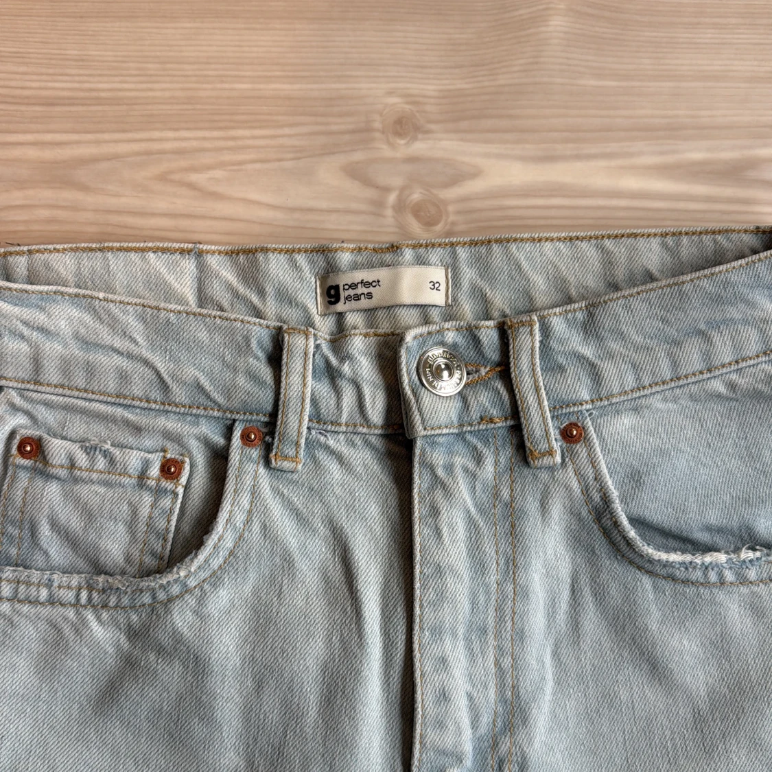 Blåa jeans från ginatricot  - 1