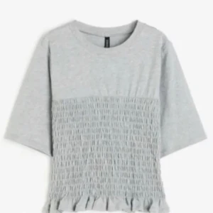 Smock topp H&M - Säljer en jättefin fin grå smockad topp💕