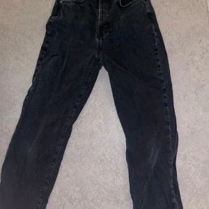 Svarta wide jeans waist 29 längd 30 - Säljer ett par svarta jeans med wide fit och raka ben. Klassisk femficksmodell med knapp och dragkedja i gylfen. Jeansen har en snygg mörk tvätt och är tillverkade i jeansmaterial. Perfekta för en avslappnad och trendig look.
