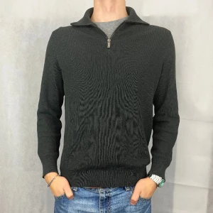 Massimodutti Halfzip  - Riktigt skön halfzip av massimodutti i väldigt fint skick. Mörkgrön färg. Storlek M, modellen är 184.