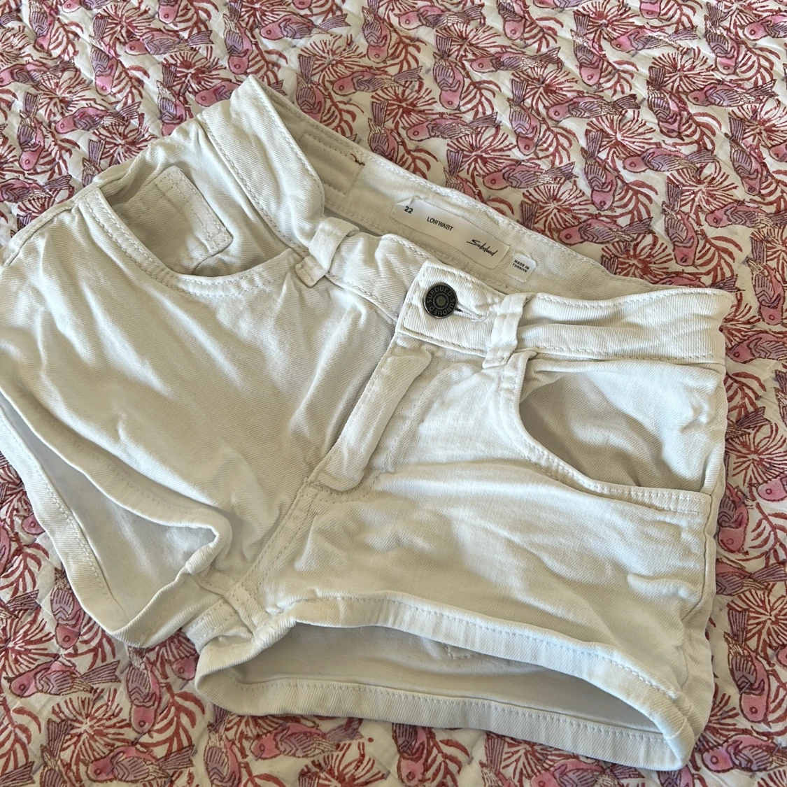 Vita lowwaist shorts från Subdued