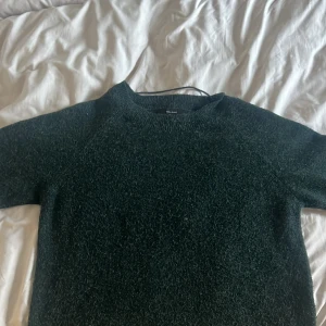 Mörkgrön stickad tröja Vero Moda XL - Mysig mörkgrön stickad tröja från Vero Moda i storlek XL men passar s också. Tröjan har rund halsringning, långa ärmar och ribbade muddar vid ärmslut och nederkant. Perfekt för lager-på-lager och chill höst- och vinterstil. Den kommer inte till användning och de är inget fel på tröjan!💕 om ni har någon fråga eller vidare kan ni skriva till min plick!!💕