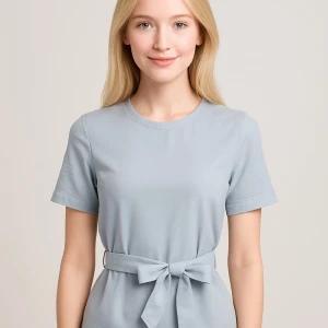 Ljusblå Tiger of Sweden - blus med knyt i midjan - Superfin ljusblå blus från Tiger of Sweden med rund halsringning och korta ärmar. Midjan markeras snyggt med ett brett knytband framtill. Baksidan har en liten öppning upptill för extra detalj. Perfekt att styla med jeans eller kjol.