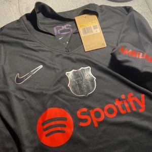 Barcelona Jersey 💫✨ - Fet Barca Jercy till billigt pris💫🤩. Priset kan diskuteras 🫡💯💬. Finns i Small och Medium storlek 