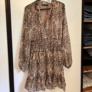 Leopardmönstrad kortklänning från Zara - Säljer denna supersnygg trändiga kortklänning från Zara med leopardmönster i storlek s.
