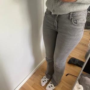 Grå bootcut jeans från LAB Industries - Snygga grå jeans från LAB Industries med bootcut passform. Jag är 162. Mid waist. Använda men inget som syns. Stretchiga. 