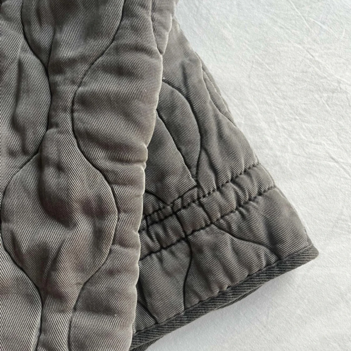 Grå quiltad jacka med dragkedja - 2