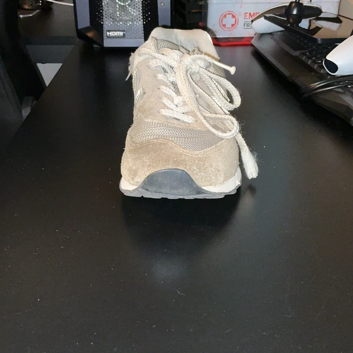 Grå New Balance sneakers i mocka