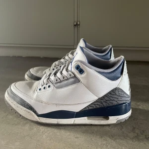 Nike Air Jordan 3 Retro Vit/Blå - Nike Air Jordan 3 Retro i vitt skinn med blå. Storlek 42,5, kan ordna en liten tvätt på dom