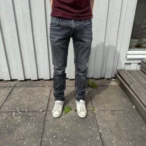 Replay Anbass jeans  - Replay jeans - Modell: Anbass (Aged 01 years)  - Storlek: W29/L32- skick: 9/10 - Nypris runt 2000kr