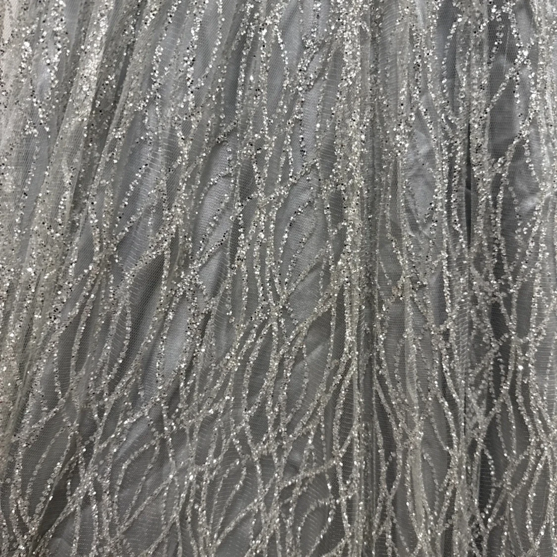 Kimalteleva hopeanvärinen pitkä mekko, jossa syvä v-pääntie - 3