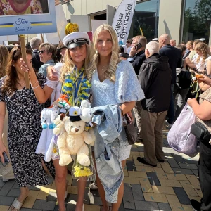 Ljusblå kort klänning från Gina Tricot - Superfin ljusblå kort klänning från Gina Tricot med v-ringning och puffiga korta ärmar. Klänningen har ett vackert broderat blommönster och dragkedja bak. Perfekt för student eller sommarens alla tillfällen!