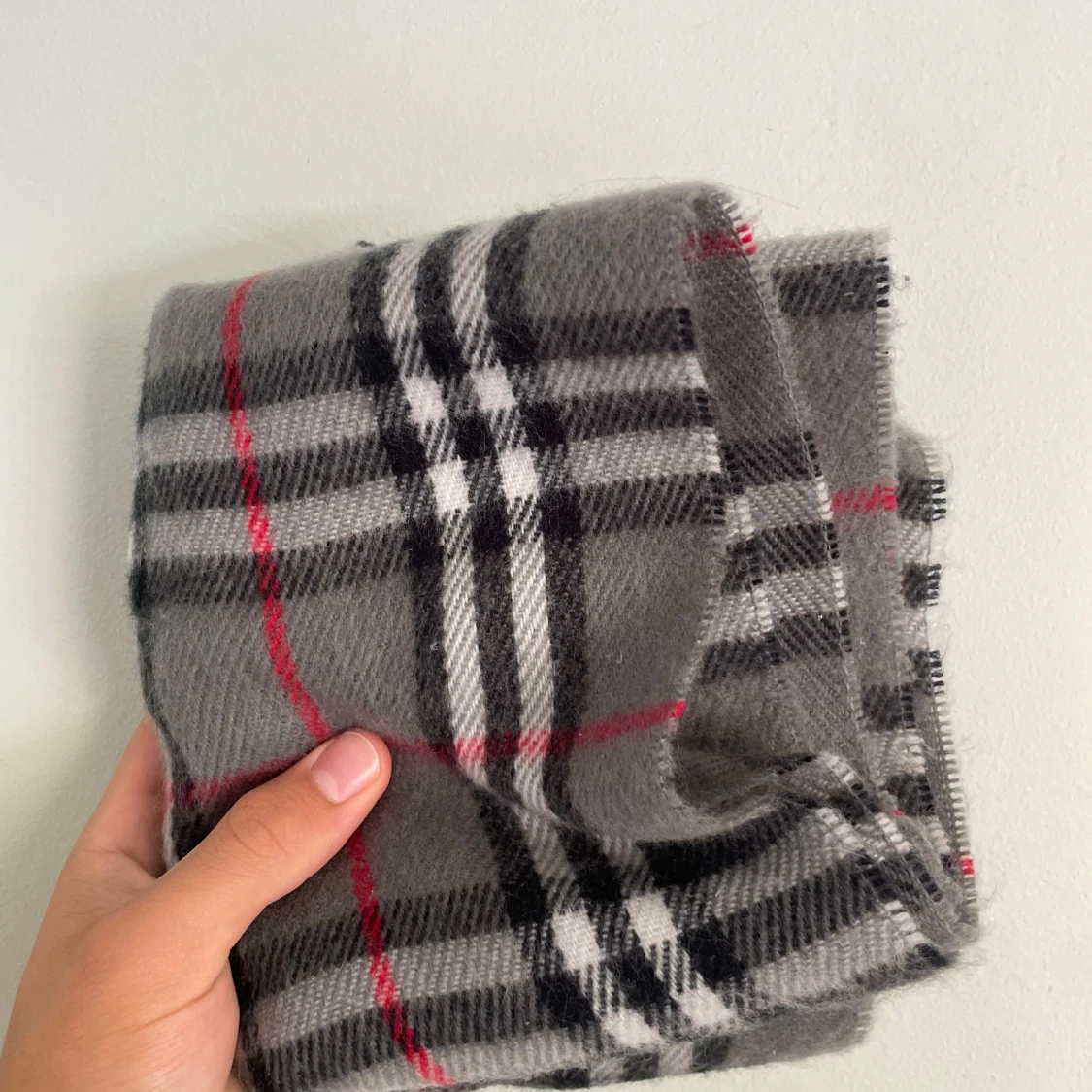 Grå rutig halsduk från Burberrys - 2