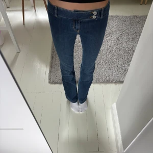 Low rise bootcut jeans - Säljer ett par blå jeans med bootcut-modell och låg midja. Jeansen har två knappar i midjan, klassiska fickor bak. Jeansen är köpta i USA på abercrombie kids, dom är i storlek 11/12 Long men skulle säga att dom motsvarar 32. Jag är 163 cm🥰