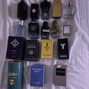 Ysl och aqua di gio - Stor samling herrparfymer från märken som Yves Saint Laurent, Dolce & Gabbana, Paco Rabanne, Jean Paul Gaultier, Valentino, Initio och Azzaro. Flaskor i olika former och färger, från mörkblått och svart till guld och glas. Både klassiska och moderna dofter, flera med originalkartong.