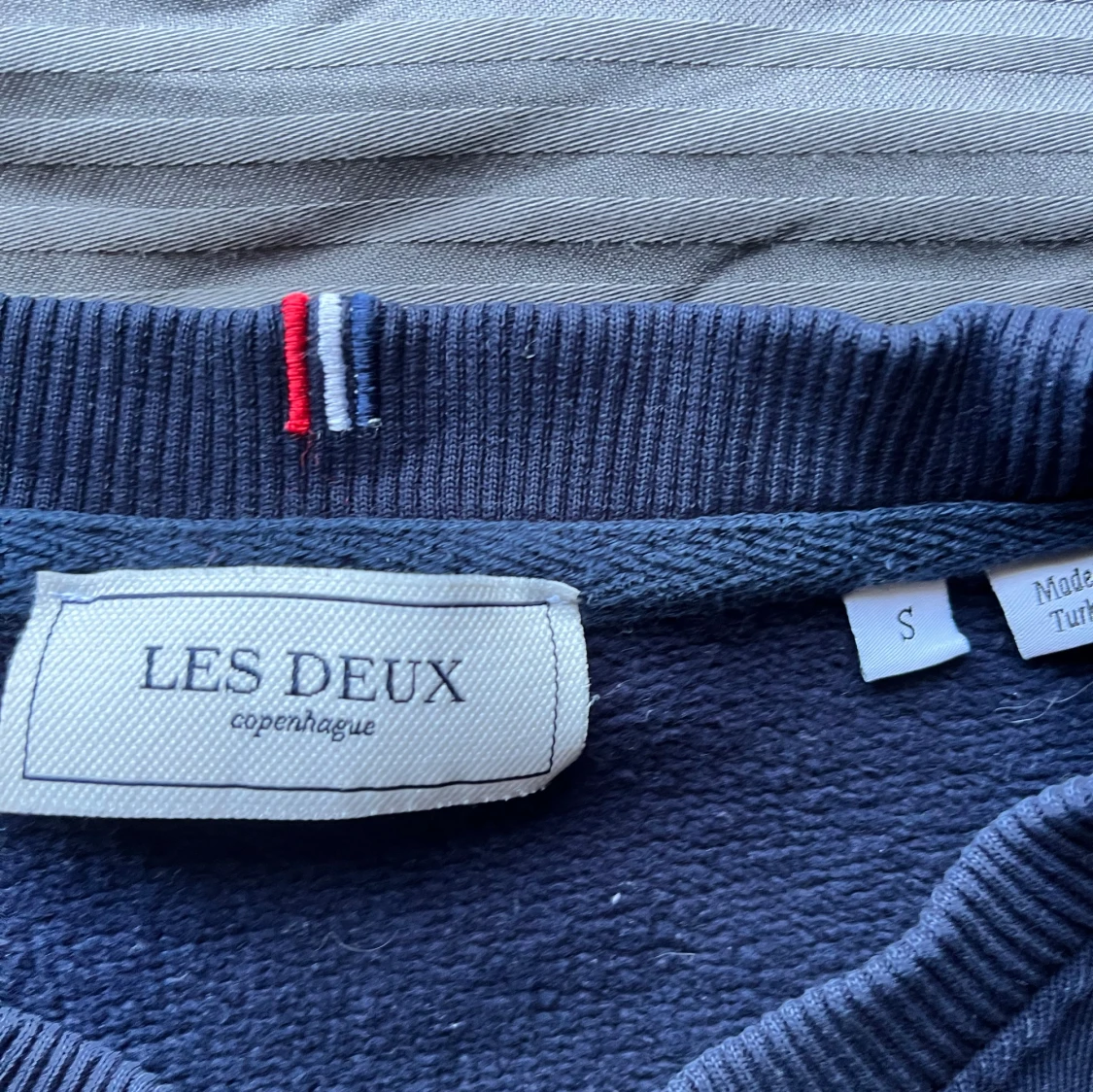 Mörkblå sweatshirt från Les Deux - 2