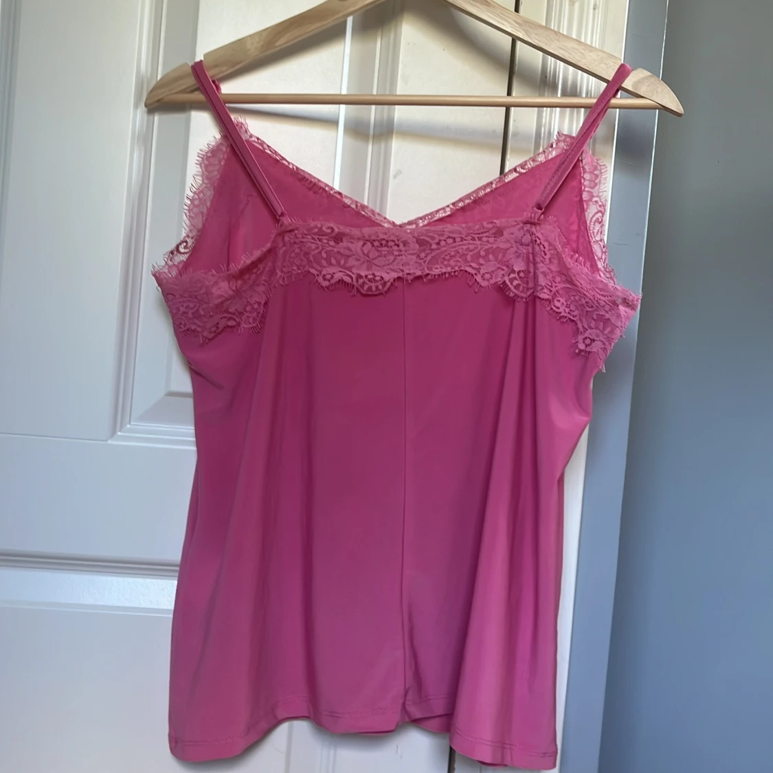 Rosa linnetopp med spets från Amisu - 1