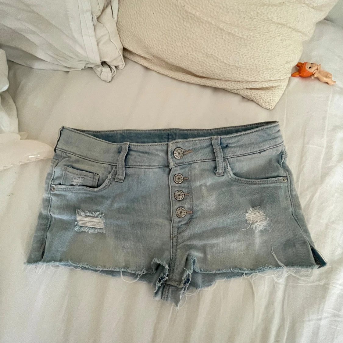 lågmidjade jeansshorts  - 1