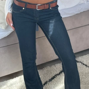 Lågmidjade jeans - Super snygga vintage lågmidjade jeans, mörkblåa. Se mått på sista bilden