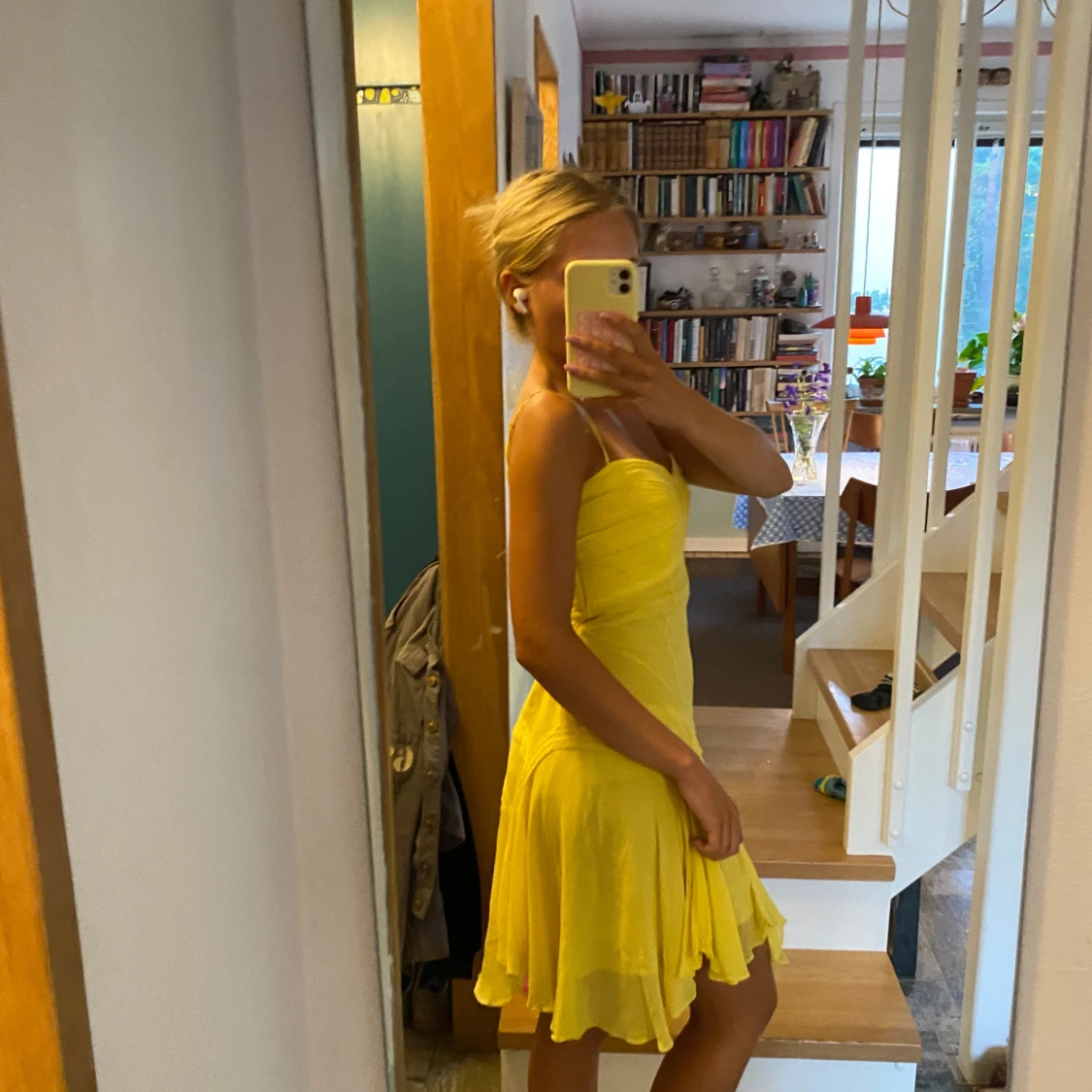 Gul kortklänning med tunna axelband - 4