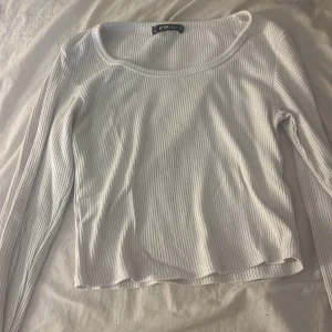 Vit ribbad långärmad tröja  - säljer denna uringade vita magtröja. Storlek S. Aldrig använd 
