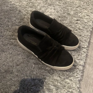 Svarta sneakers  - Svarta sneakers med knytdetalj framtill, använda 1-3 ggr så fortfarande i väldigt bra skick 