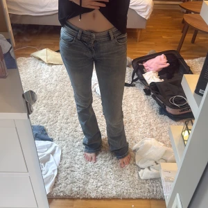Blå bootcut jeans  - Säljer ett par blåa jeans med bootcut-modell och lowwaist. Säljer för de är för små💕