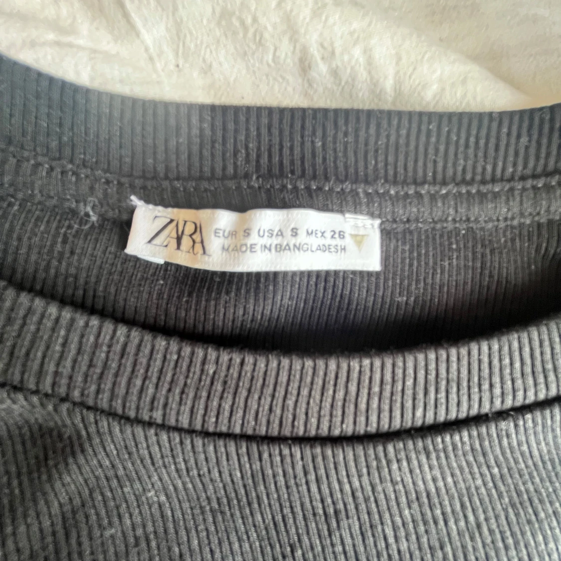 Svart topp med volangärm  - 3