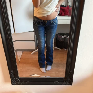 LTB bootcut jeans blå Valerie W25 L34 - Snygga blå bootcut jeans från LTB, modell Valerie. Jeansen har låg midja och slitningar på benen. Storlek W25 L34💕 Midjemått rakt över är 37cm och innerbenslängden är 85cm. pris går att diskutera💕