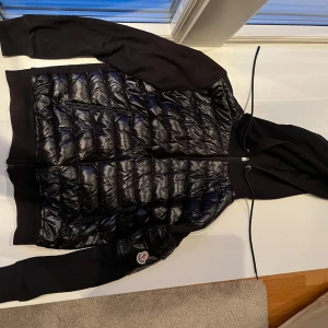 Moncler cardigan jacka - En svart moncler jacka i storlek s